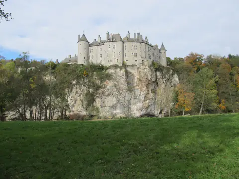 Le château de Walzin, perché sur son rocher au-dessus de la vallée de la Lesse