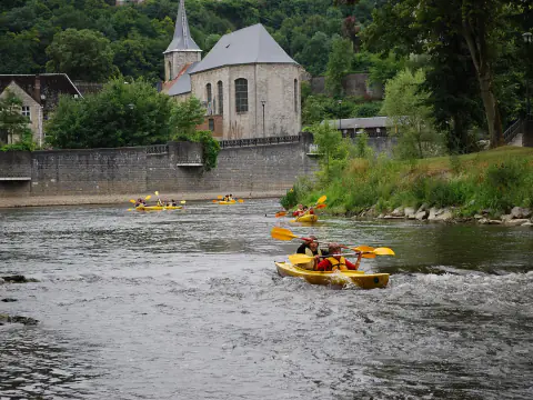 Kayaks sur l'Ourthe à Durbuy, avec l'église Saint-Nicolas sur la rive