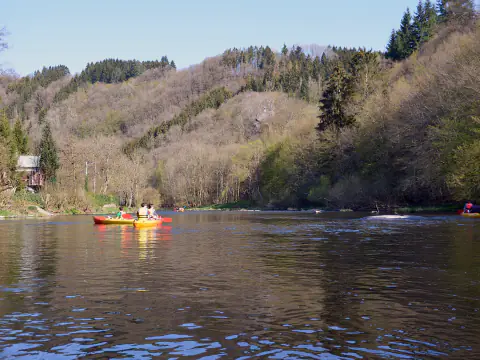 Kayaks sur l'Ourthe occidentale au pied de versants boisés, entre Nisramont et La Roche-en-Ardenne
