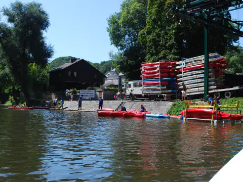 Kayaks empilés et amarrés sur la berge à Anseremme, au départ des descentes en kayak