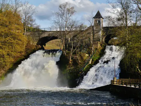 La cascade de Coo sur l'Amblève, avec un pont au-dessus des chutes
