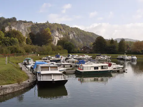 Le port de plaisance d'Anseremme et les falaises calcaires de la vallée de la Meuse