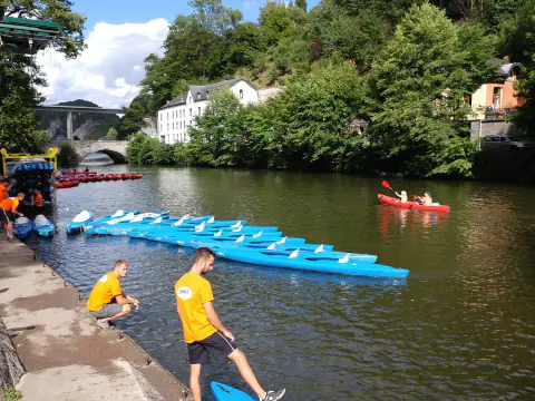 Kayaks alignés sur la rive à Anseremme, à l'arrivée de la descente de la Lesse