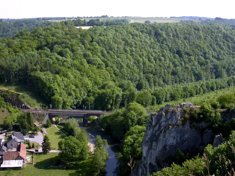 Pont ferroviaire au-dessus de la Lesse à Houyet, avec les Aiguilles de Chaleux au premier plan