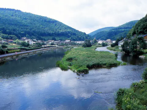 La Semois et le village de Bohan, entre collines boisées, vus depuis les hauteurs