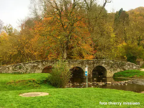 Le pont Saint-Lambert, ancien pont de pierre à arches, sur la Semois à Vresse-sur-Semois en automne