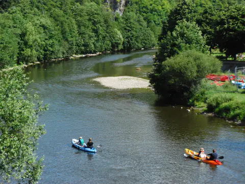 Kayaks au confluent de l'Ourthe et de l'Aisne, à Bomal, devant des maisons de village
