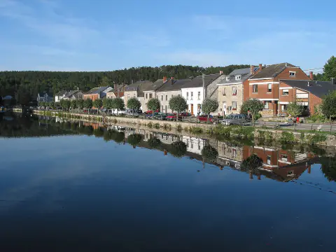 La Lesse calme à Han-sur-Lesse, avec les maisons du village alignées le long du quai