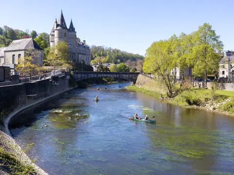 L'Ourthe à Durbuy, avec des canoës sur l'eau, le château et l'église sur la rive