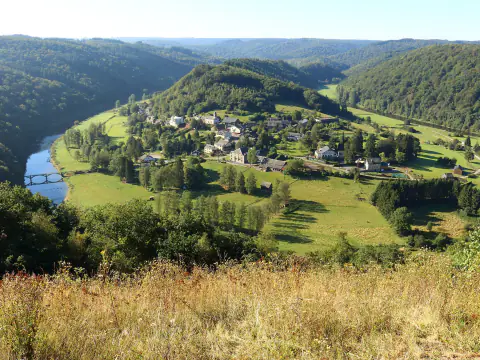 Village de Frahan dans un méandre de la Semois, au creux d'une vallée boisée de l'Ardenne
